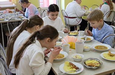 Фото: Вкусно и полезно! Рассказываем, как в районе организовано школьное питание: от контроля продукции до подачи блюд на стол