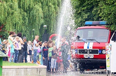 Фото: Яркие краски праздника детства