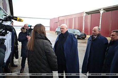 Фото: Рабочая суббота у Президента. Куда внепланово приехал Александр Лукашенко и почему взялся за вилы
