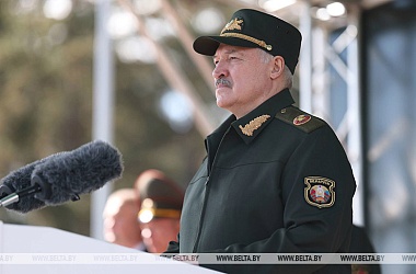 Фото: Александр Лукашенко: мощь и силу армии определяют преданные родной стране военнослужащие