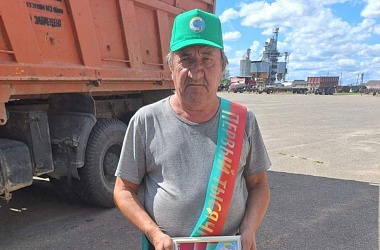 Фото: Плюс один тысячник. Поздравления принимал водитель КПУП «Свислочская сельхозтехника»