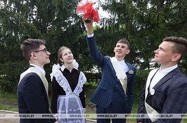 Фото: В школах Беларуси сегодня прозвенит последний звонок