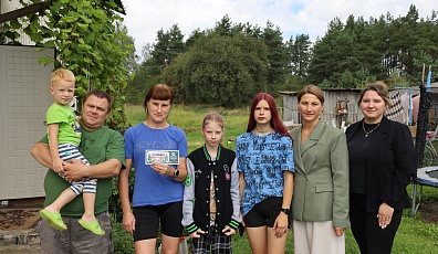Фото: Профсоюзы АПК Свислоччины помогают собрать детей в школу