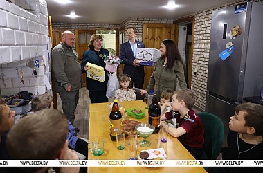 Фото: "Здесь мы чувствуем себя собой". Почему многодетная семья из Германии выбрала жизнь в Беларуси