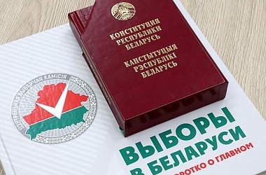Фото: ЦИК принял документы для регистрации Канопацкой кандидатом в Президенты Беларуси