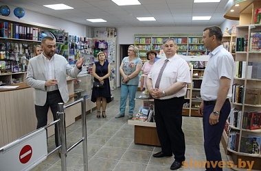 Фото: Міністр інфармацыі наведаў новую кніжную краму ў Слоніме