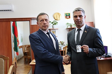 Фото: В Свислочи вручили билеты Белорусской партии «Белая Русь»