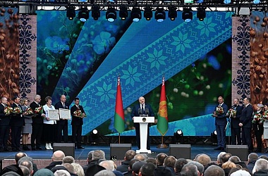 Фото: Выборы для народа, (не)удобные кадры, большое плавание, рубка по-президентски и разговор без "скидок" в Полоцке. Итоги недели Президента