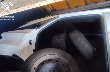 Фото: Три легковых автомобиля намеревались незаконно ввезти из Литвы, разобрав их на запчасти