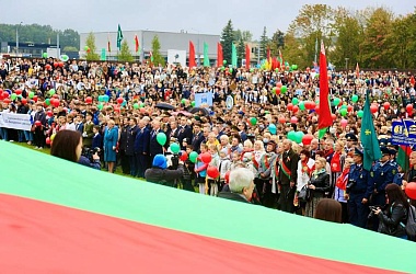 Фото: Флешмобы, марафоны, слет патриотов. Как Гродненщина подготовилась к празднованию Дня народного единства?