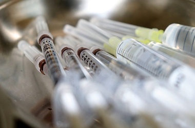 Фото: Найдена причина образования тромбов из-за вакцин AstraZeneca и J&J