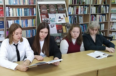 Фото: В Свислочской районной библиотеке прошел урок памяти «Хатынская трагедия: боль, скорбь и память»