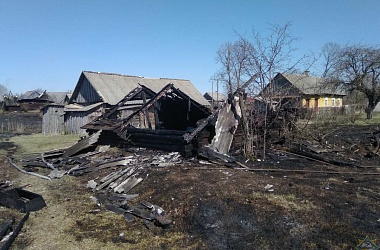 Фото: В Слонимском районе от пала травы загорелись две хозпостройки