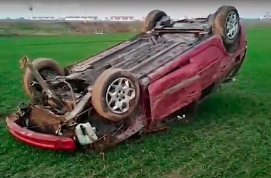 Фото: Ехала 130 км/ч: под Гродно легковушка с молодым водителем за рулем вылетела с дороги и перевернулась (+видео)
