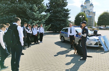 Фото: Первый школьный день с сотрудниками Свислочского отдела Департамента охраны 