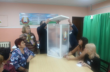 Фото: После закрытия в 20.00 Гагаринского избирательного участка № 49 комиссия приступила к подсчету голосов граждан