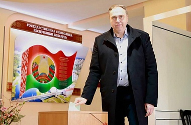 Фото: Председатель облисполкома Владимир Караник и помощник Президента – инспектор по Гродненской области Юрий Караев проголосовали на участке для голосования №6