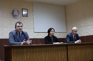 Фото: Руководитель района встретился с работниками санитарной службы