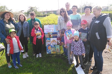 Фото: Сям’я чытае беларускую кнігу