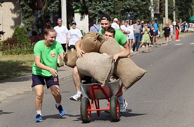 Фото: «Бацькава міля»: хлебная эстафета для самых ловких