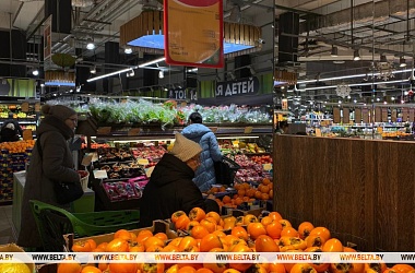 Фото: Оливье, нарезки, бутерброды. Посчитали, что выгоднее - приготовить их самим или купить в магазине