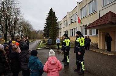 Фото: О важности использования фликеров сотрудники ГАИ говорили в Дворчанской базовой школе