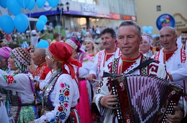 Фото: Стихи и танцы у русских, качели у казахов и вареники у украинцев. День подворьев на фестивале