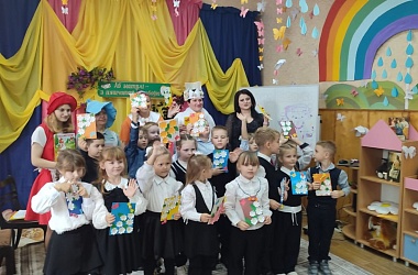 Фото: «Хорошо, когда рядом мама»: в районной библиотеке прошла театрализованная встреча с первоклассниками