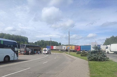 Фото: Ночной сюрприз от литовских пограничников: в 3 часа ночи в пункте пропуска "Мядининкай" внезапно перестали оформлять легковушки и автобусы