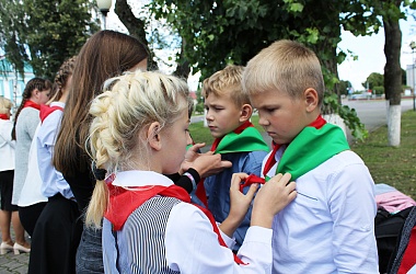 Фото: Алый галстук на груди