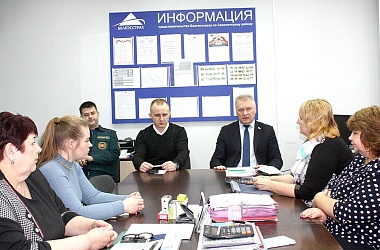Фото: Председатель районного Совета депутатов Виктор Субботка выступил с отчетом перед коллективом Представительства Белгосстраха 
