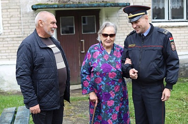 Фото: В День пожилых людей сотрудники Свислочского РОВД с приятной миссией посетили ветерана МВД Валентину Кокину