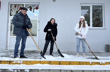 Фото: Лопата вместо фотоаппарата. Редакция «Свіслацкай газеты» вышла на уборку снега