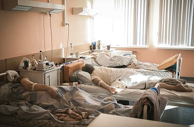 Фото: «Готов на любую прививку, лишь бы еще раз не заболеть». Репортаж из «красной зоны» инфекционной больницы и откровенные признания пациентов