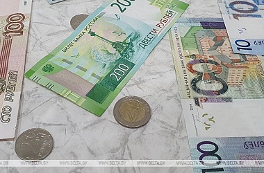 Фото: Доллар и юань подорожали, российский рубль подешевел на торгах 20 марта