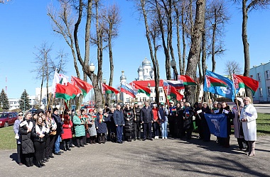 Фото: В Свислочи прошел флешмоб, приуроченный ко Дню единения народов Беларуси и России