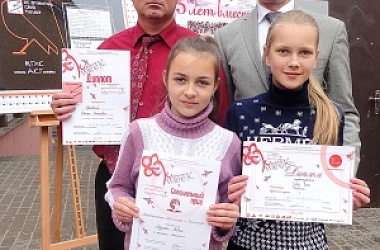 Фото: Поздравляем  юных художниц