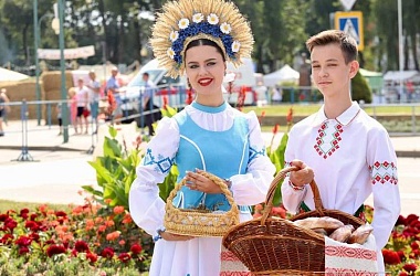 Фото: Первый в Беларуси трактор-триал, диорамы из хлеба и концерт группы «На-На». Рассказываем, почему 16 августа стоит ехать в Свислочь на каравай-фест «Бацькава булка»