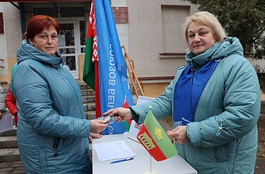 Фото: Пикет по сбору подписей прошел в Великом Селе