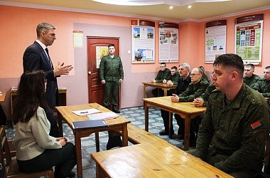 Фото: Председатель райисполкома Александр Версоцкий встретился с военнослужащими в/ч 48685
