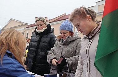 Фото:   В Беларуси завершается сбор подписей в поддержку выдвижения кандидатов в Президенты