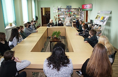 Фото: В читальном зале районной библиотеки состоялся тематический форум-встреча «Мы – единое целое», посвященный Году народного единства