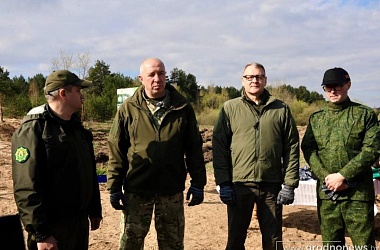 Фото: Руководство Гродненского облисполкома принимает участие в республиканском субботнике