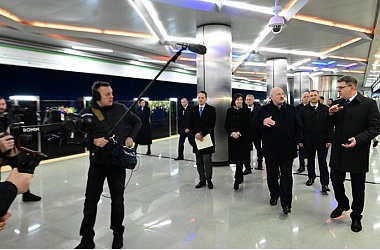 Фото:   Подземка в подарок, на замене у Деда Мороза, о главном под звон бокалов и немного не до выборов. Итоги недели Президента