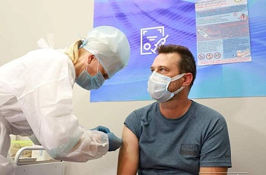 Фото: Привиться, чтобы не болеть. Актуальность вакцинации против COVID-19 повышается с началом учебного года и приближением сезона простуд