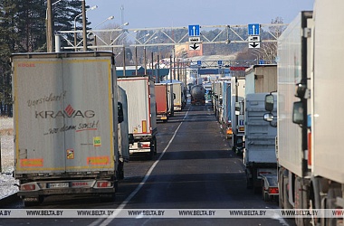 Фото: Over 4,700 trucks queuing at Belarus' border with EU