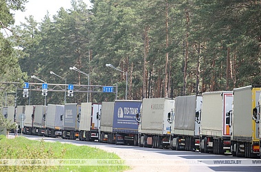 Фото: Over 1,500 trucks queuing at Belarus' border with EU