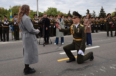 Фото: Под аплодисменты ответила "да". Военнослужащий сделал предложение возлюбленной перед военным парадом