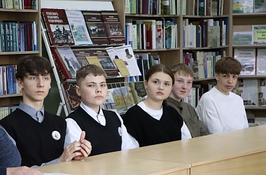 Фото: Читаем книгу «Памяць»