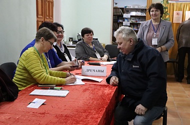 Фото: Активно выбирают Президента на селе. Убедились в этом, побывав на Незбодичском участке для голосования № 12